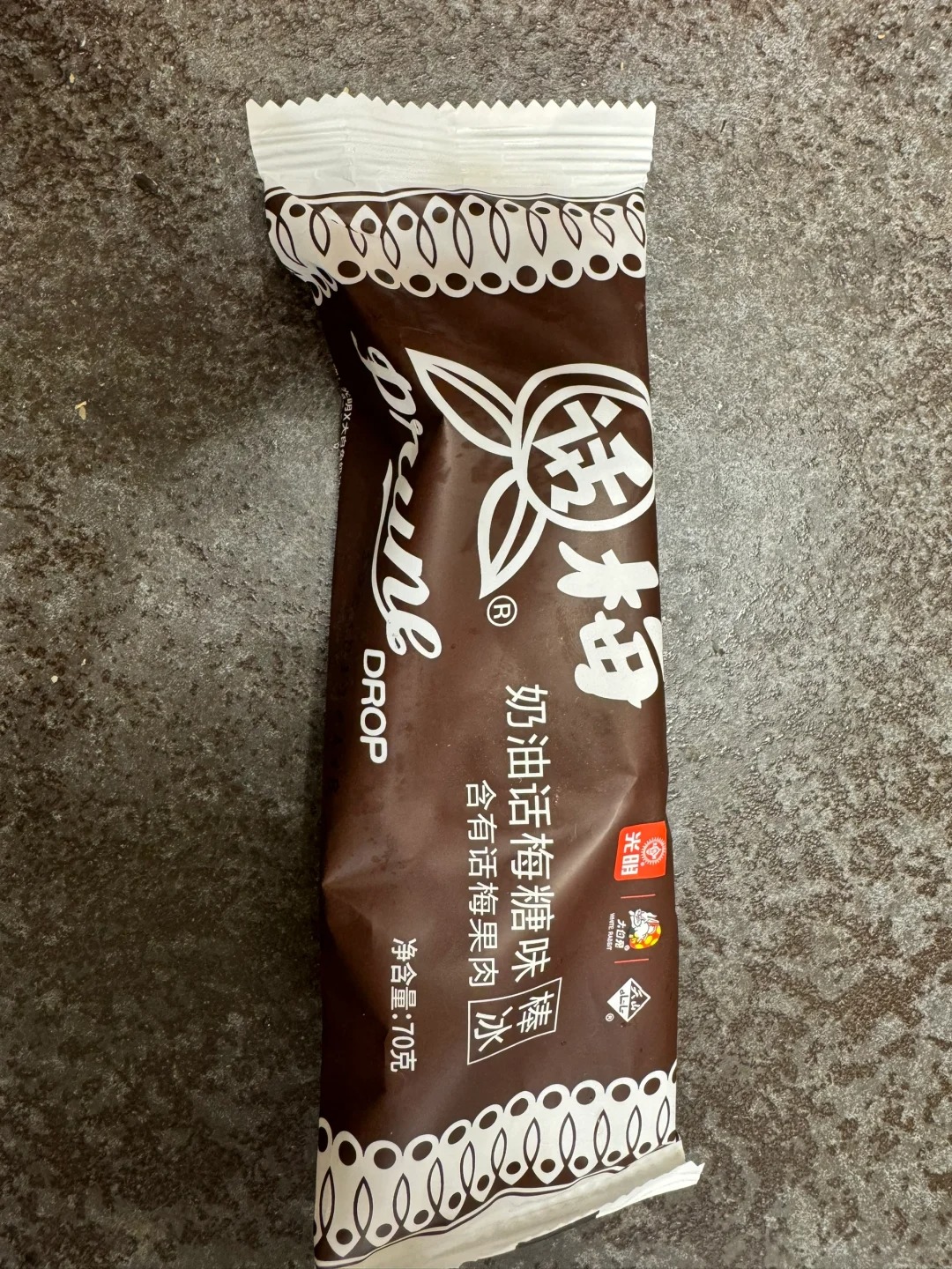 光明话梅味棒冰
这个好吃，很浓的话梅味，配料表写的含话梅果肉，吃起来确实有小块的