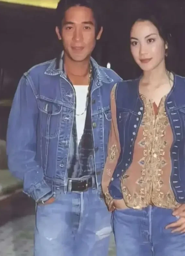 王菲和梁朝伟身穿情侣衫，像不像一对情侣？
王菲年轻时的颜值真漂亮，一双美丽的大眼