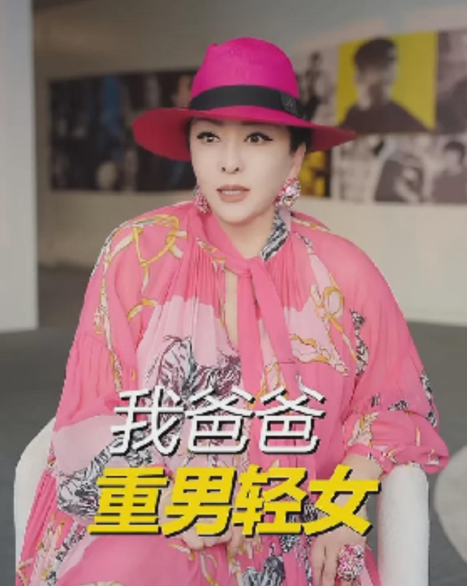 向太引发热议！9月26日，向太自曝自己不是父母亲生的，从小被苛待，考上大学后更是