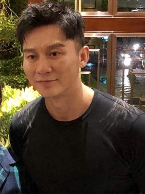 46岁的李晨，现状令人心疼！
自从和范冰冰分手后，他孤身一人住在北京的大平层里，