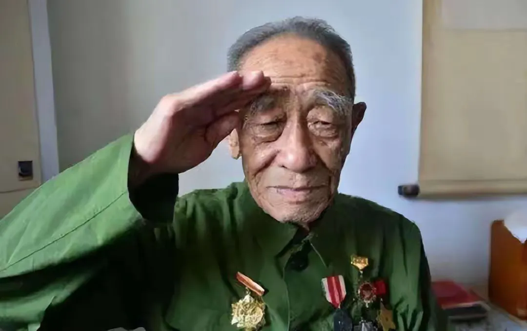 1973年，杨得志下乡看望老战友，却发现他重病没钱治疗，连忙询问是怎么回事，地方