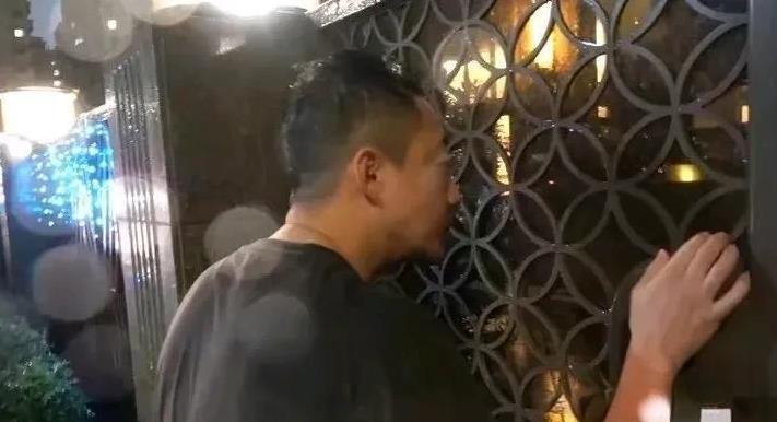 讨厌汪小菲，是因为他在这个时候，还不忘作秀！
得知前妻去世，一天之内头像换了四次