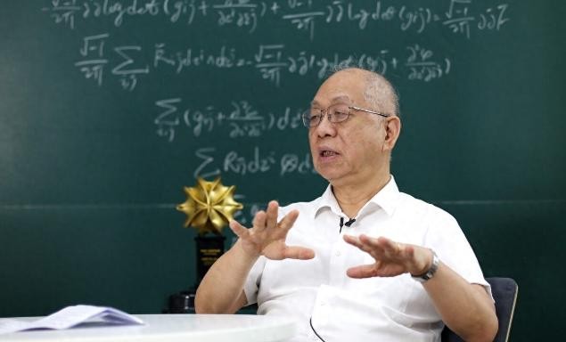 丘成桐，这个在数学界声名显赫的名字，背后隐藏着一位谦逊而坚定的数学家。在一次被问