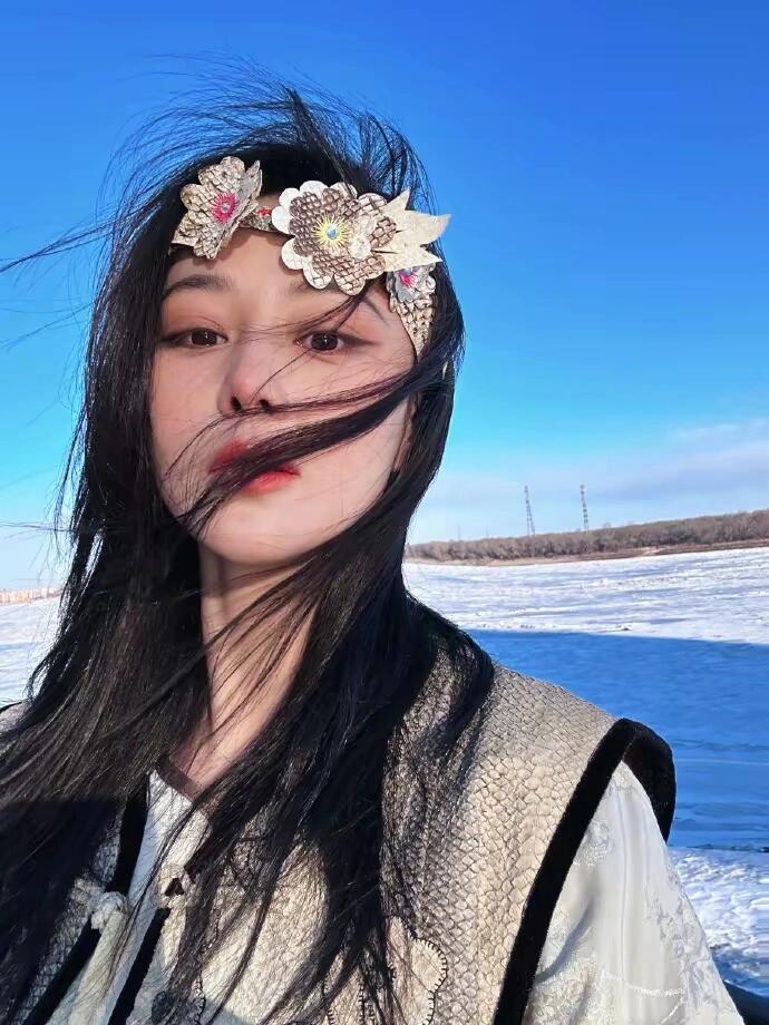 张艺馨夫妇洱海里面度假，重温青涩初恋