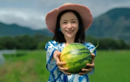 江一燕现在的日子过得好安逸。

退圈以后就定居云南，生了一个女儿。

和女儿在瓜