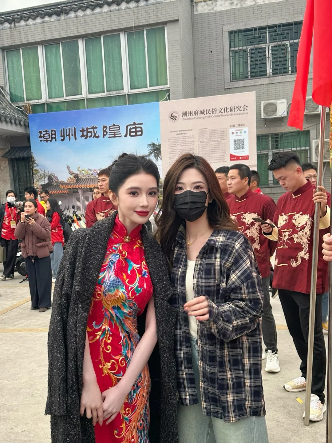 终于圆梦和女神方圆见面了
真人就是超级美 大明星一样 一个人去的 （合照是随机找