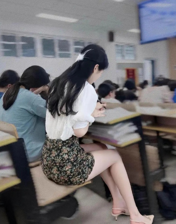 跟她同桌要注意点什么！哈哈哈哈 [大笑][大笑][大笑][大笑][大笑]