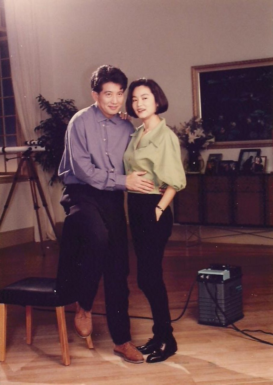 她出生于台湾，从小漂亮出众，母亲怕她骄傲，就变着花样夸妹妹，还告诫她外表是次要的