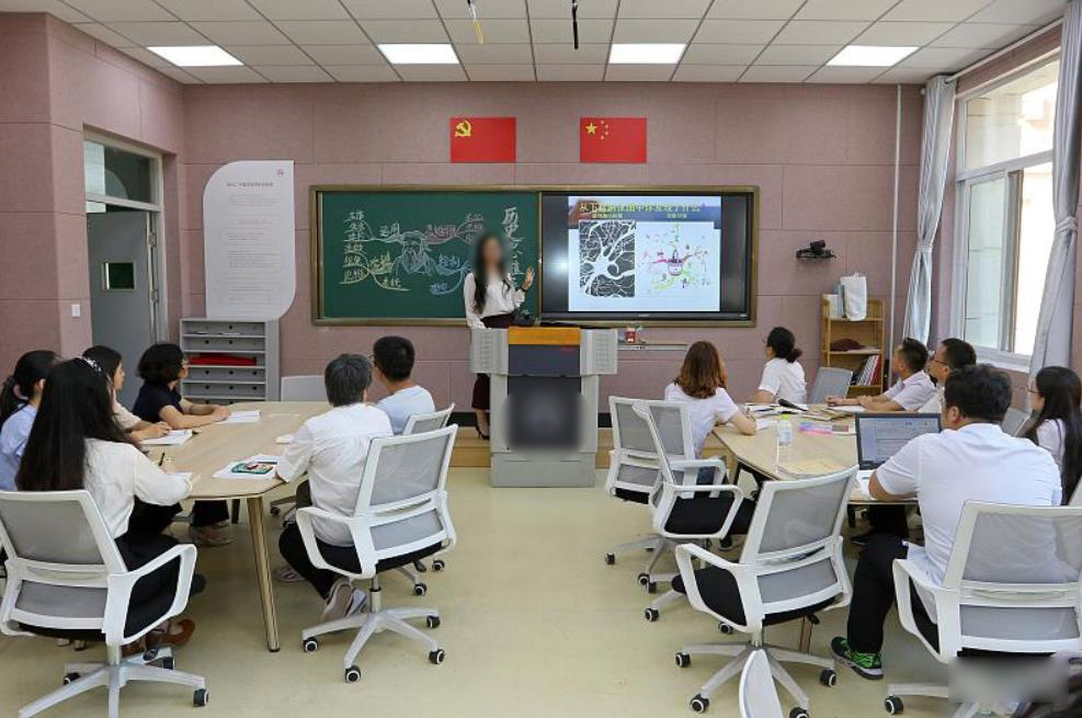 行政级别的设定，把学校分成了三六九等，并让部分学校变得“官僚”，影响了学校的管理