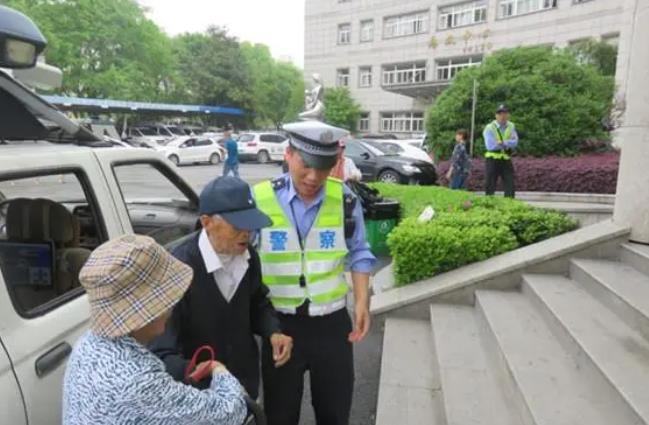 泪目！广西，87岁老人徒步去30公里外就医，途中拦下一辆车，司机却担心出意外，只