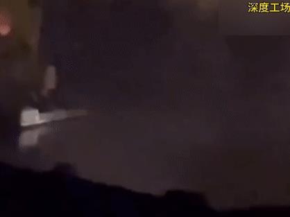 以色列下手够狠！一轮战机导弹炸弹狂袭，摧毁拉塔基亚军港叙利亚海军舰艇。叙利亚海军