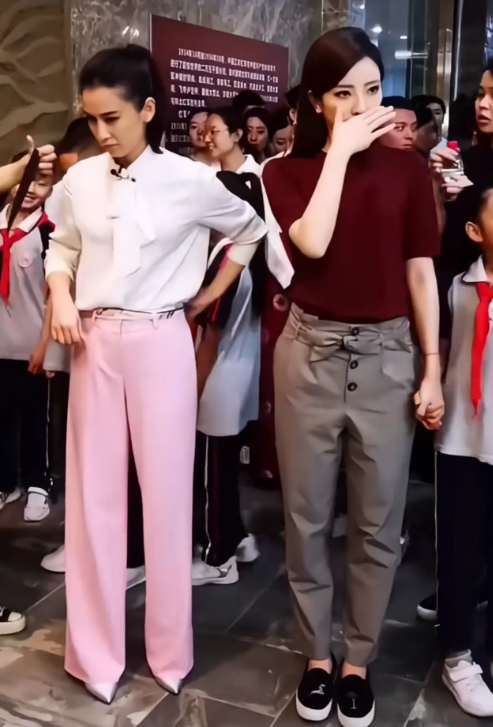 黄圣依和李思思同框，全程无交流，太尴尬了！