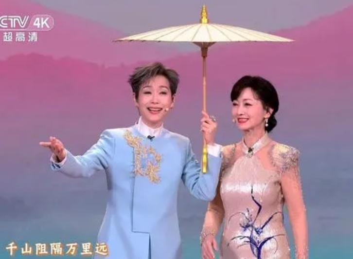 白娘子和许仙同台，有2个遗憾之处:

1. 两个人没有穿剧中的服饰出场。

19