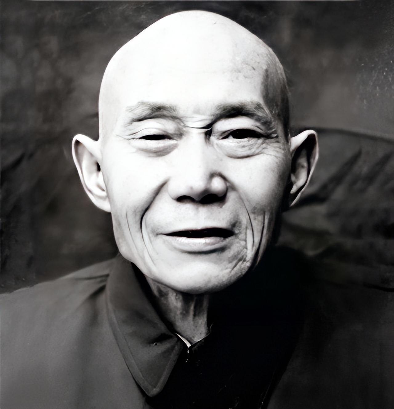 1940年5月，一名地下党成员决定投靠日军。在与日军队长见面时，他毫不犹豫地从怀