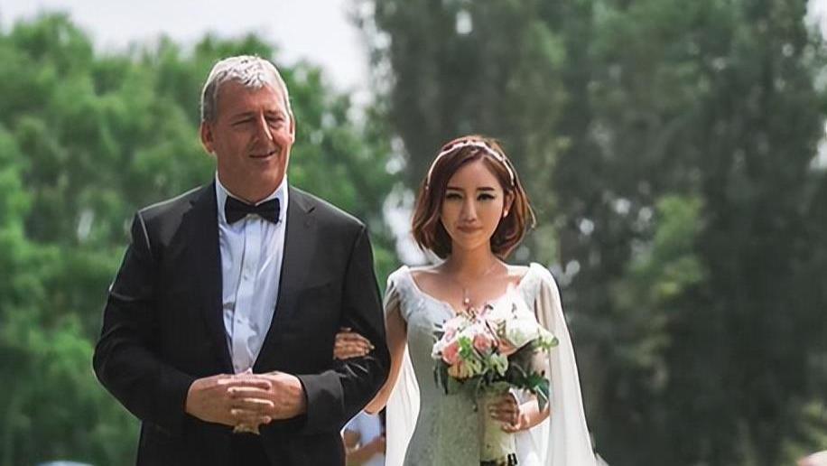 东北女孩爱上英国老头，本想拍视频秀恩爱，为何却惨遭网络暴力？