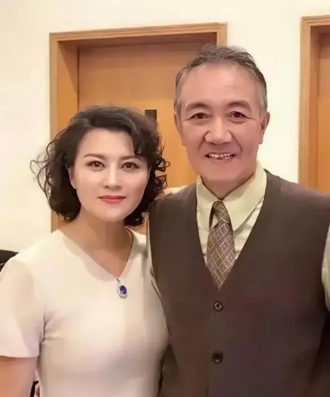这夫妻也太有夫妻相了，都是大眼睛圆脸蛋，也太惊艳幸福美满，李幼斌娶了这么漂亮的老