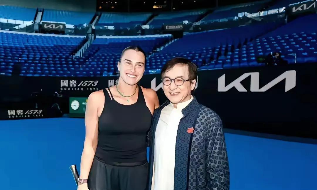 成龙不顾年老体弱，现身澳网公开赛看台，还雄赳赳地和现今女子网球世界第一萨巴伦卡合