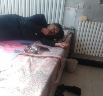 帮忙
我征婚启事发出去不几天，就来了一位美女，住在家就不走了！
友友们看一下我俩