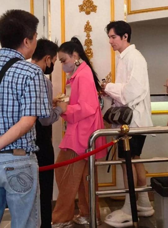 钟丽缇在演艺界闯荡多年，留下诸多经典形象，张伦硕也在娱乐圈努力发展。二人携手组建