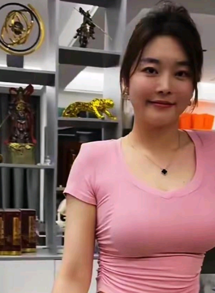 劳斯莱斯车主，一个27岁的女孩，很有钱，长得很漂亮，关键是心肠特别好，难怪她一下