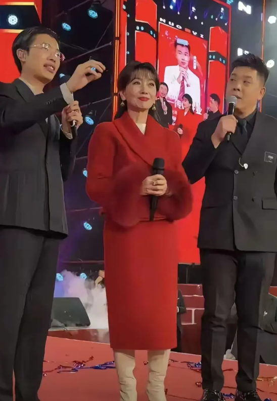 有人说，郭有才一个初中毕业生，靠一首鬼哭狼嚎的翻唱歌曲，不到一年时间，变成了一家