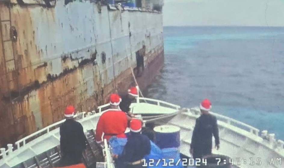 菲律宾人扮成圣诞老人，向仁爱礁送圣诞礼物，中国海警全程监管！

菲律宾海军发言人