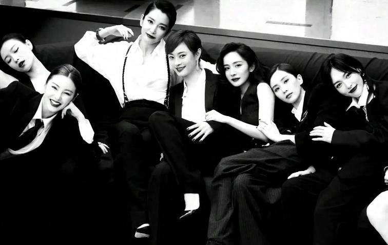 杨幂刘诗诗站两边，C位雷打不动。
 
刘亦菲以前就是个花瓶，但这几年演了三部电视