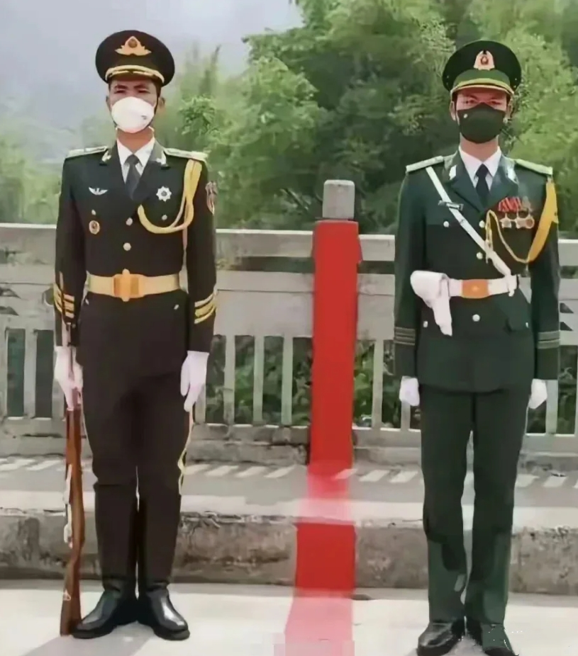 能看出这是两个国家的军人吗？
照片上两名执勤的军人，您一眼能看出他们的区别吗？