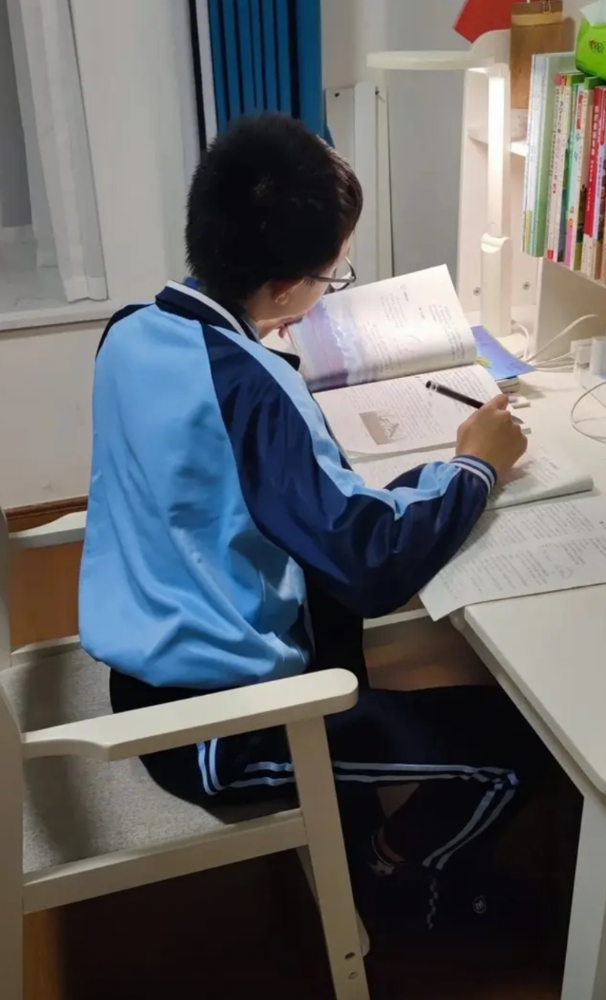 我儿子刚读初二，这回期中考的成绩出来了，语文得了86分，满分是120；数学只有5