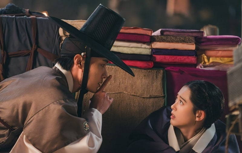 主演TVING新剧《春画恋爱谈》 公开剧照。该剧讲述自由奔放的王室嫡系公主"华梨