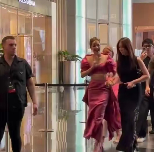 情人节当天，Lisa 先出场，她跟粉丝热情打招呼。而 LV 三公子则跟在后面，两