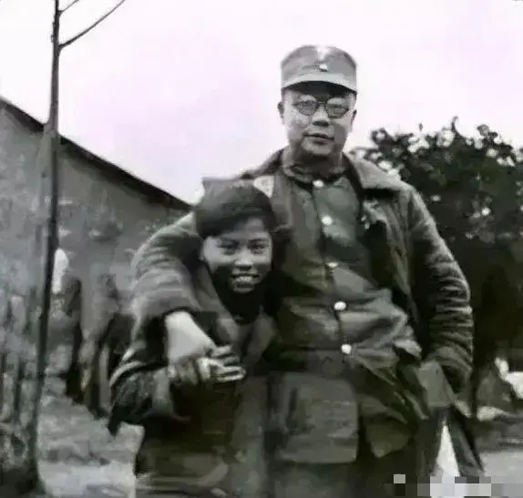 1939年，李克农上将父子一张罕见的留影。照片中他搂着的孩子是李伦，是和妻子赵瑛