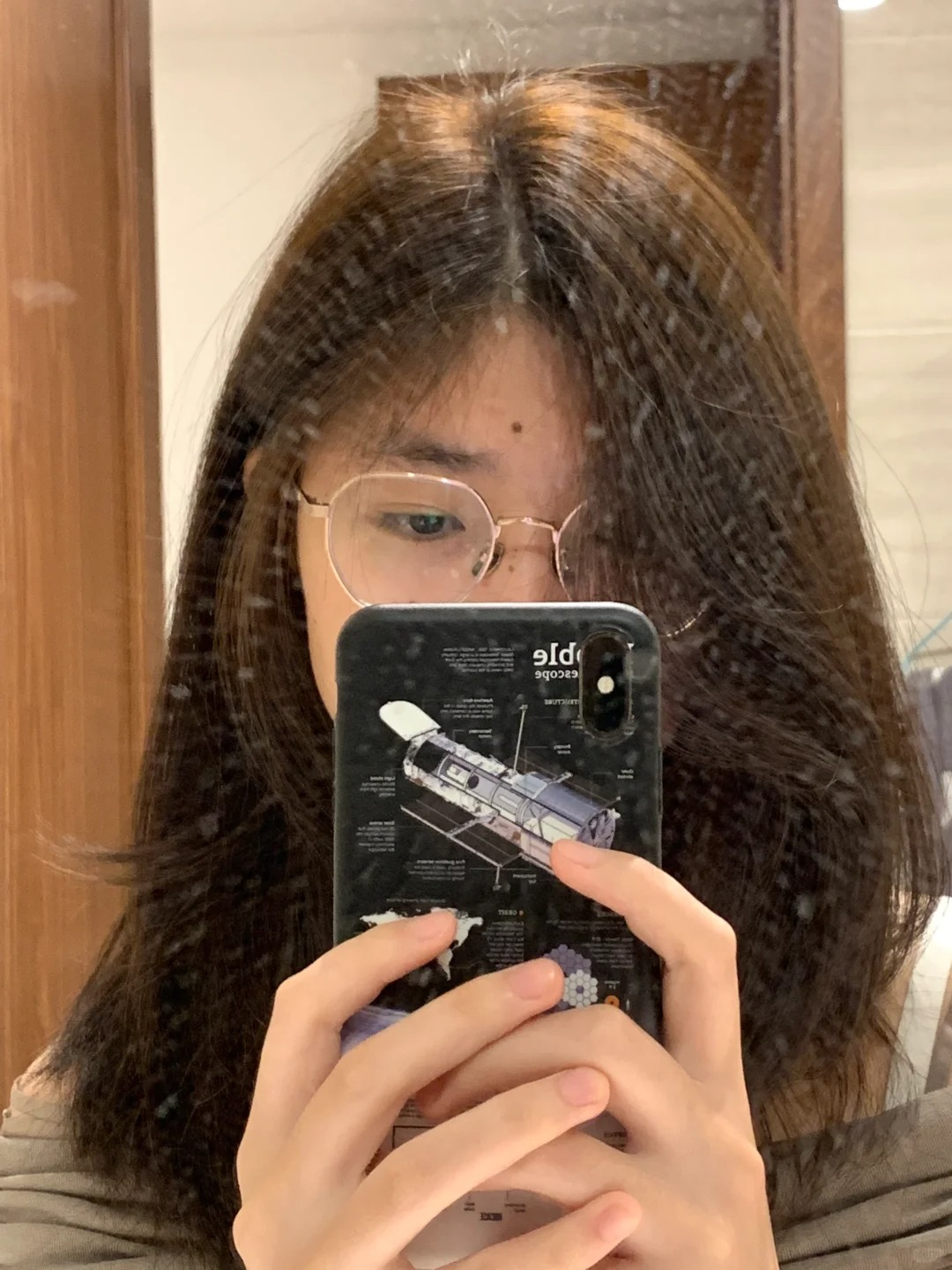 刚染完头就是一种想赴死的心情……
有懂的姐妹来说一说这个颜色真的是冷棕吗，我看来