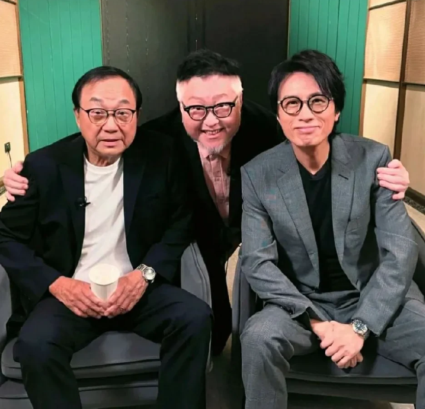 两代笑匠，许冠文和黄子华，再加上谷德昭导演，一张难得的合照。没有想到，许冠文今年