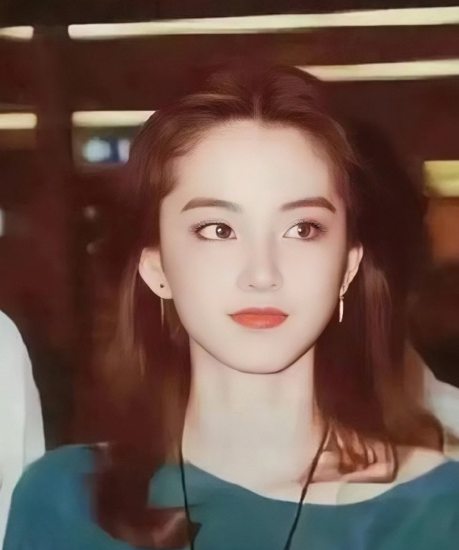 23岁的林青霞，堪称现代版的刘亦菲，美得不食人间烟火。镜头下的她身穿蓝色上衣，长