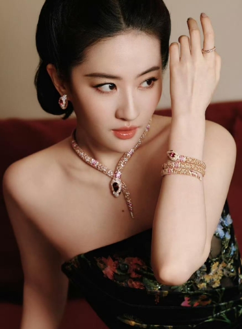 刘亦菲宝格丽晚宴，出发图原图分享！
在娱乐圈，唯一被称为“神仙姐姐”的女孩，美得
