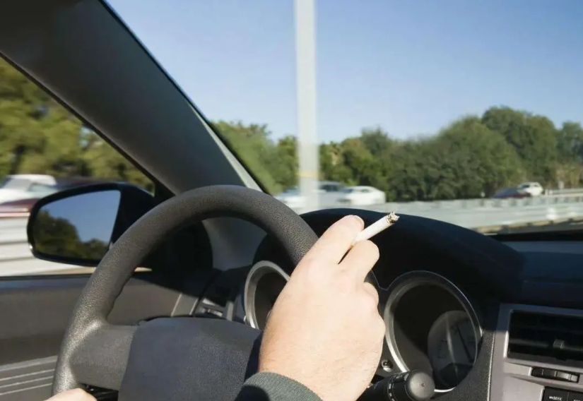 上海一男子，开车途中吸烟，被交警拦下，说驾车吸烟属于妨碍安全驾驶的违法行为，对男