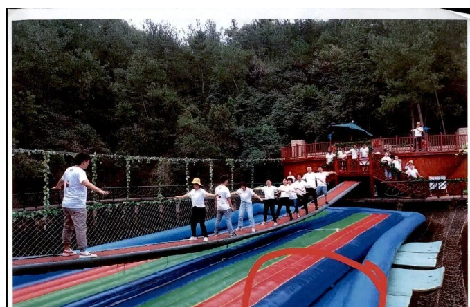 “冤不冤？”湖南平江，一女子参加公司团建，她在“网红桥”上玩耍时，不慎掉下桥受伤