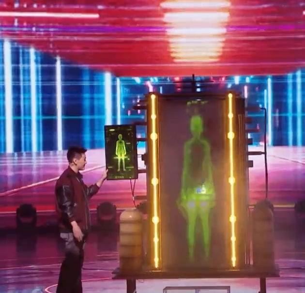 湖南春晚魔术翻车 人一分为二没拼上

                     