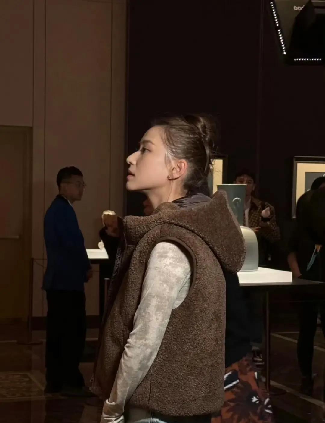 何超莲的侧颜太惊艳了，五官立体感很强，特别是鼻子，优美的下颚线，和年轻时候的赌王