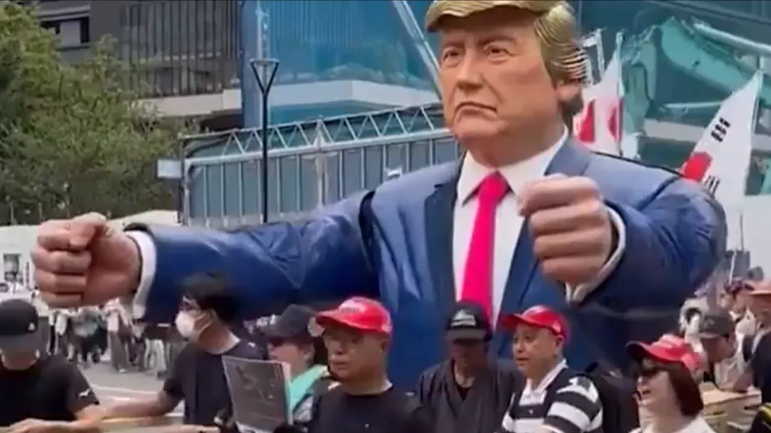 超大号特朗普”亮相日本大阪，铁杆粉丝簇拥花车游行助威大选

就在全球目光聚焦于即