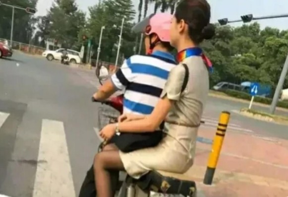 女子下班后让男同事捎自己一程，男同事表示自己骑的是电动车，不安全。在女子的再三要