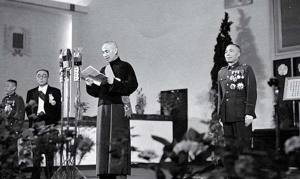 淮海战役国军惨败，老蒋本钱基本输光，白崇禧拥兵逼蒋下野，李宗仁出任代总统。

真
