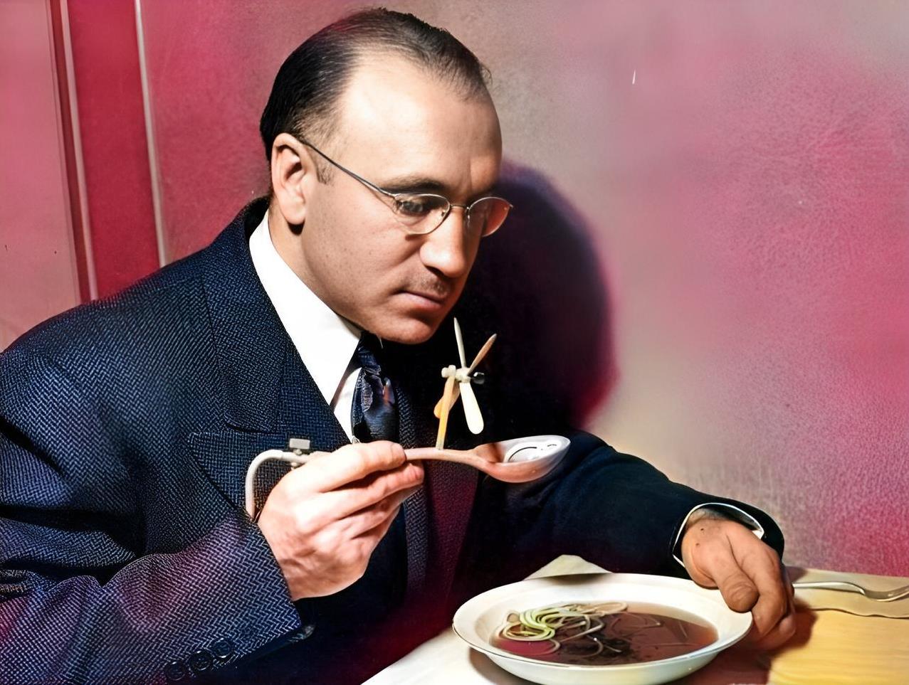 二战结束后，欧美的小发明家们开始琢磨一些无用的技术。1948年，他们发明了一款电