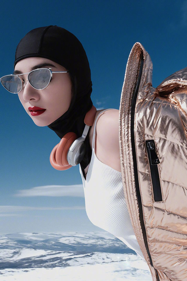 #黄奕在雪山穿吊带背心#就在一小时前，黄奕发微晒图：山山而川，征途漫漫，大胆做自