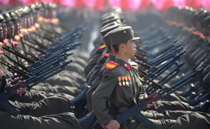 朝鲜派兵支援俄罗斯，表面上看是帮了俄罗斯一把，尤其是在这个寒冬来临的时候。但是，