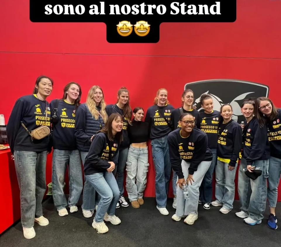 科内球员最新合影，朱婷小挎包吸睛～
话说科内女排真的好强，刚刚在今天凌晨用了全部