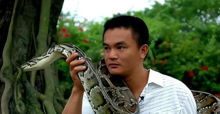“它是女妖精变得，把他迷住了。”1996年，海南一男子养了一条蛇，每天与他同吃同