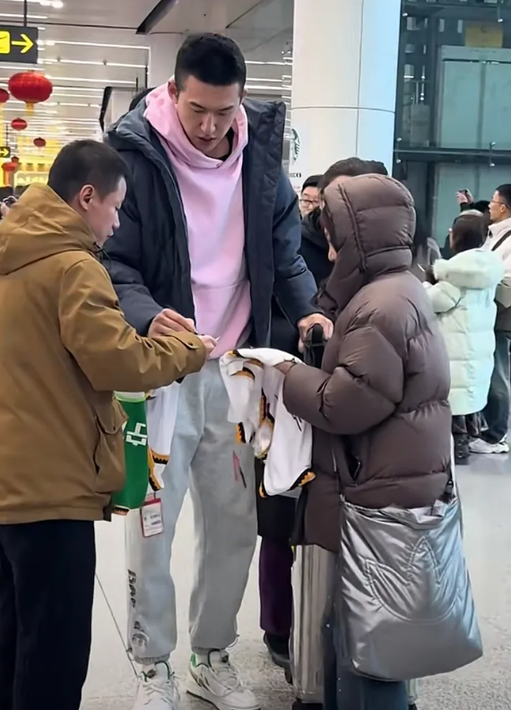 付豪启程了！在机场付豪也是被很多粉丝慕名签名，付豪一一满足，实在帅气。付豪保养的