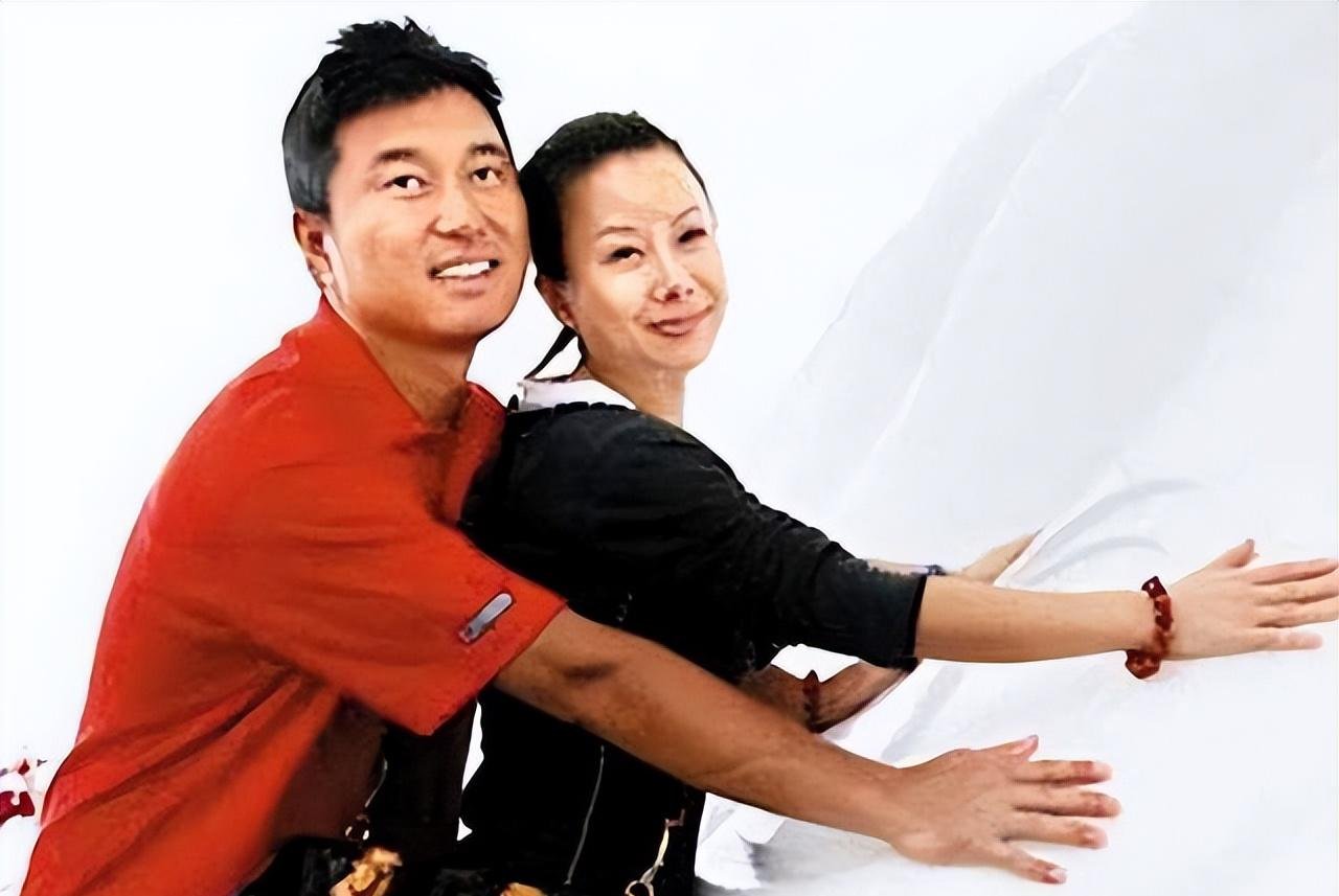 2009年，40岁的满文军和妻子李俐因吸D被抓，他说，一切与他无关，是妻子提前半